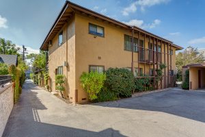 Rear view of 6 unit apartment building for sale, located at 315 Pleasant St, Pasadena, CA 91101